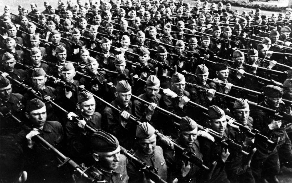 Воины Советской Армии с противотанковыми ружьями. 1942